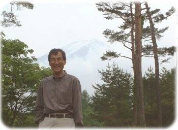 富士山をバックに